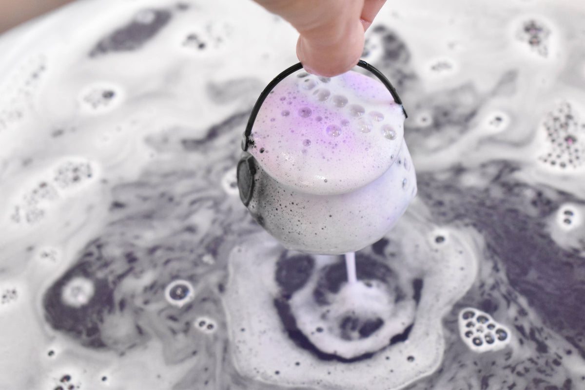 Bubbling Cauldron Halloween Bath Bomb - Ghostie
